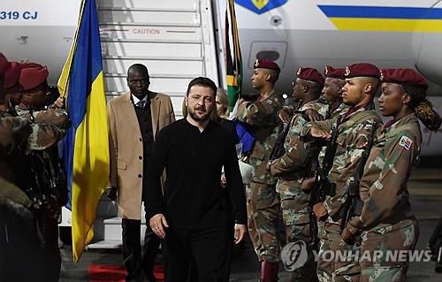 24일 남아공 도착한 젤렌스키 대통령[EPA 연합뉴스 자료사진. 재판매 및 DB 금지]
