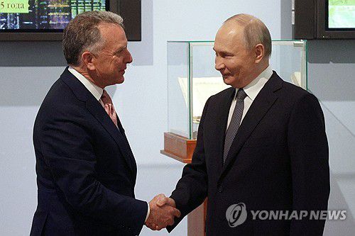 지난 11일 러시아 상트페테르부르크를 방문한 위트코프 미 특사가 푸틴 대통령과 이야기하는 모습[AFP 연합뉴스 자료사진. 재배포 및 DB 금지]