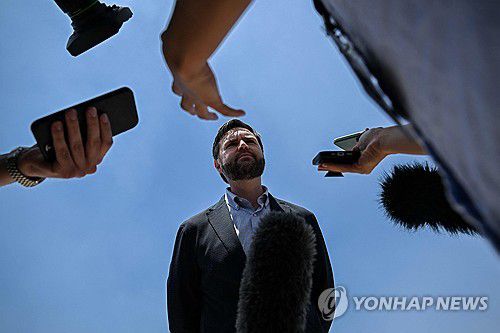 인도에서 취재진에 답하는 밴스 부통령[AFP 연합뉴스]