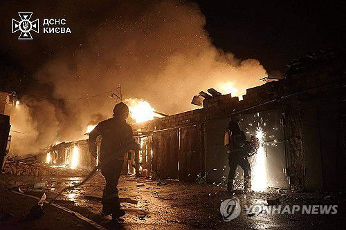 24일(현지시간) 러시아의 미사일 공격으로 불타는 우크라이나 키이우 건물. [AFP 연합뉴스]