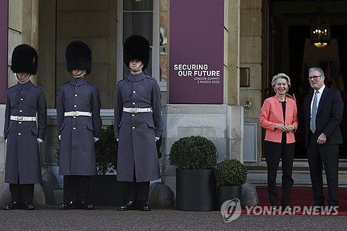 3월 2일 유럽 안보를 위한 정상 회의에서 만난 폰데어라이엔-스타머 [AP 연합뉴스 자료사진]