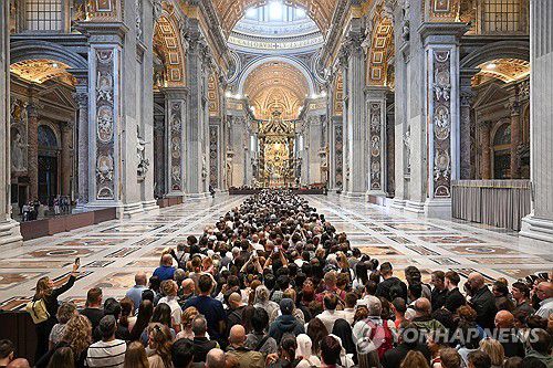 프란치스코 교황을 애도하려 모여든 조문객들(바티칸 EPA=연합뉴스) 23일(현지시간) 프란치스코 교황의 관이 놓인 바티칸 성 베드로 대성당에서 순서를 기다리는 조문객들. 2025.4.23