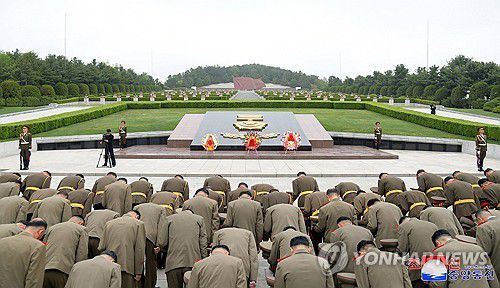 2024년 조선인민혁명군 창건 92주년 맞이 참배행사[평양 조선중앙통신=연합뉴스 자료사진] 2024.4.26      [국내에서만 사용가능. 재배포 금지. For Use Only in the Republic of Korea. No Redistribution] nkphoto@yna.co.kr