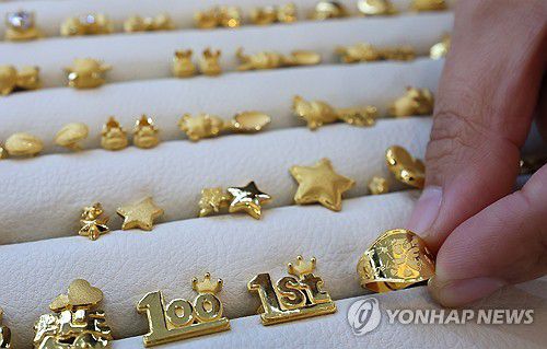 천정부지 금값에 인기 끄는 1g 돌 반지(서울=연합뉴스) 이정훈 기자 = 서울 종로구 한국금거래소에 1g 반지 등 다양한 중량의 돌 반지들이 진열돼 있다. 2025.2.11 uwg806@yna.co.kr