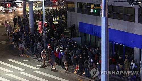 건설업 한파, 일감 기다리는 일용직 구직자들로 가득찬 인도(서울=연합뉴스) 김도훈 기자 = 18일 새벽 인력사무소가 밀집한 서울 남구로역 인근 인도가 일감을 구하려는 일용직 구직자들로 가득하다.     통계청에 따르면 지난달 건설업 취업자 수는 약 192만1천명으로, 1년 전보다 16만8천명이 줄었다. 이는 2017년 1월(188만9천명) 이후 가장 적은 수치이다. 2025.2.18 superdoo82@yna.co.kr