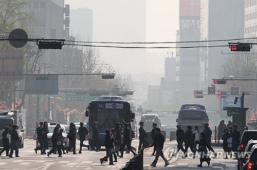 기온 오르자 탁해지는 도심[연합뉴스 자료 사진. 재판매 및 DB 금지]