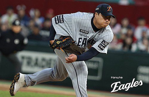 시즌 2승째를 수확한 한화 류현진(서울=연합뉴스) 17일 인천 SSG랜더스필드에서 열린 프로야구 2025 신한 SOL 뱅크 KBO리그 한화 이글스 대 SSG 랜더스와의 경기에서 한화 선발투수 류현진이 역투하고 있다. [한화 이글스 제공. 재판매 및 DB 금지] photo@yna.co.kr