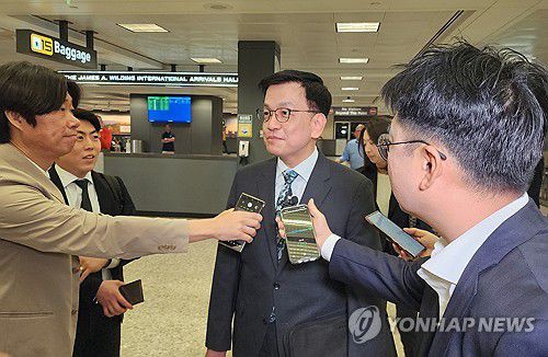 미국 도착한 최상목 경제부총리(워싱턴=연합뉴스) 박성민 특파원 = 최상목 경제부총리 겸 기획재정부 장관이 미국 도널드 트럼프 행정부와 통상 협의를 하기 위해 22일(현지시간) 미국 워싱턴DC 인근 덜레스 국제공항에 도착해 취재진과 인터뷰하고 있다. 2025.4.23 min22@yna.co.kr