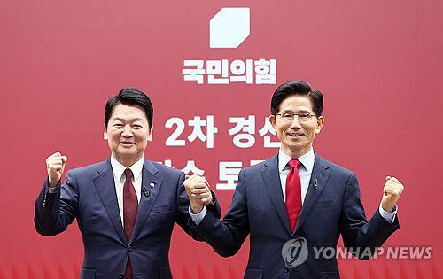 기념 촬영하는 안철수-김문수 경선 후보(서울=연합뉴스) 23일 서울 여의도 국민의힘 중앙당사에서 열린 2차 경선 토론회 미디어데이에서 국민의힘 안철수, 김문수 대선 경선 후보가 맞수 토론 대상으로 지명을 한 후 기념 촬영하고 있다. 2025.4.23 [국회사진기자단] photo@yna.co.kr