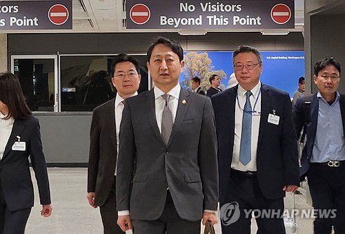 미국 도착한 안덕근 산업부 장관(워싱턴=연합뉴스) 강병철 특파원 = 안덕근 산업통상자원부 장관이 미국과의 이른바 2+2 통상 협의를 하루 앞둔 23일(현지시간) 워싱턴DC 인근 덜레스 공항을 통해 미국으로 입국하고 있다. 2025.4.24 soleco@yna.co.kr