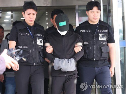 부모·처자식 일가족 5명 살해한 50대 구속송치(용인=연합뉴스) 홍기원 기자 = 부모와 처자식 등 일가족 5명을 살해한 50대 가장 A씨가 24일 경기도 용인동부경찰서 유치장에서 검찰로 송치되고 있다.  경기 용인서부경찰서는 살인 및 존속살해 혐의로 구속한 A씨를 24일 오전 수원지검에 송치했다. 2025.4.24 xanadu@yna.co.kr