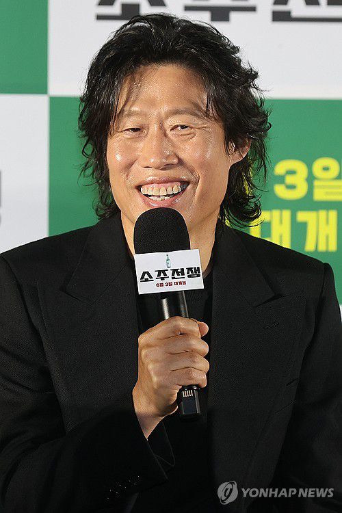 인사말 하는 유해진(서울=연합뉴스) 류효림 기자 = 배우 유해진이 24일 서울 강남구 코엑스 메가박스에서 열린 영화 '소주전쟁' 제작발표회에서 인사말을 하고 있다. 2025.4.24 ryousanta@yna.co.kr