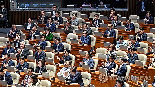 박수치는 국민의힘 의원들(서울=연합뉴스) 국민의힘 의원들이 24일 서울 여의도 국회 본회의장에서 한덕수 대통령 권한대행 국무총리의 추가경정예산안 시정연설에 박수치고 있다. 2025.4.24 [국회사진기자단] photo@yna.co.kr