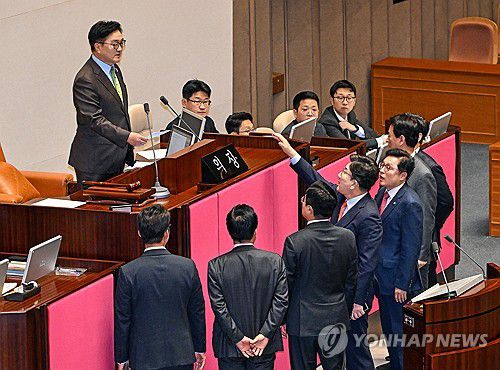 국회의장 발언에 항의하는 권성동 원내대표(서울=연합뉴스) 우원식 국회의장이 24일 국회 본회의에서 한덕수 대통령 권한대행 국무총리의 추가경정예산안 시정연설 뒤 한 권한대행에 대한 발언을 하자 국민의힘 권성동 원내대표가 연단 앞으로 나와 우 의장에게 항의하고 있다.     2025.4.24 [국회사진기자단] photo@yna.co.kr