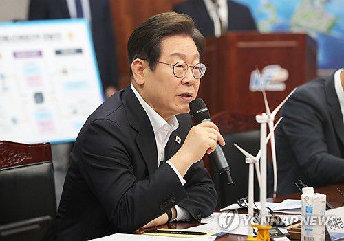 발언하는 이재명 경선 후보(김제=연합뉴스) 최영수 기자 = 더불어민주당 이재명 대선 경선 후보가 24일 오전 전북 새만금33센터를 방문해 발언하고 있다. 2024.4.24 [전북사진기자단. 재판매 및 DB 금지] kan@yna.co.kr