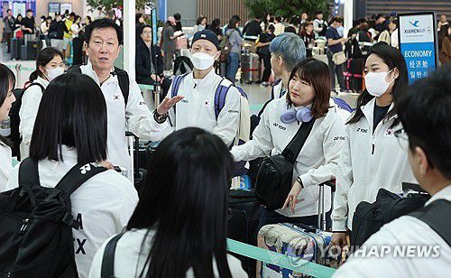 선수들과 대화하는 박주봉 감독(영종도=연합뉴스) 서명곤 기자 = 24일 인천국제공항 2터미널에서 배드민턴 국가대표팀 박주봉 감독이 세계혼합단체선수권대회(수디르만컵) 출전을 위해 출국에 앞서 안세영을 비롯한 선수들과 대화하고 있다. 2025.4.24 seephoto@yna.co.kr