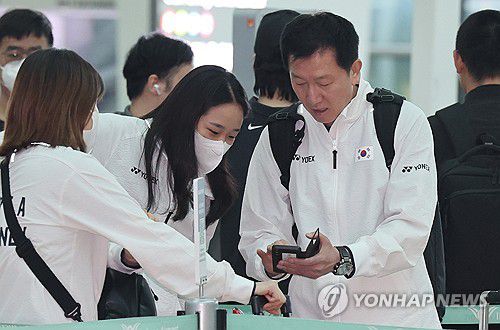대화하는 박주봉 감독과 안세영(영종도=연합뉴스) 서명곤 기자 = 24일 인천국제공항 2터미널에서 배드민턴 국가대표팀 박주봉 감독과 안세영이 세계혼합단체선수권대회(수디르만컵) 출전을 위해 출국에 앞서 대화하고 있다. 2025.4.24 seephoto@yna.co.kr