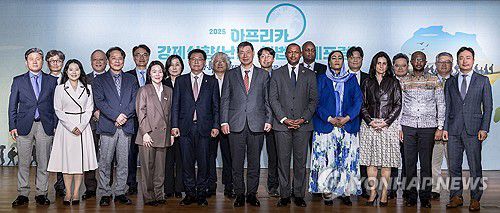 '아프리카 강제실향(난민) 해법 국제포럼', 연합뉴스에서 열려(서울=연합뉴스) 황광모 기자 = 24일 서울 종로구 연합뉴스 연우홀에서 국가기간뉴스통신사 연합뉴스와 유엔난민기구(UNHCR)가 공동 주최한 '아프리카 강제실향(난민) 해법 국제포럼' 개회식에서 내빈들이 기념 촬영하고 있다.      (앞줄 왼쪽 네 번째부터) 김새려 UNHCR 한국대표부 대표, 국회 아프리카 포럼 회장인 국민의힘 이헌승 의원, 황대일 연합뉴스 사장, 마마두 쟌 발데 유엔 난민기구 동아프리카 지역본부장, 아미라 아가립 주한 수단대사. 2025.4.24 hkmpooh@yna.co.kr