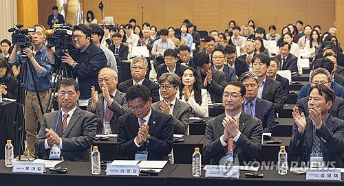 '아프리카 강제실향(난민)' 해법 국제포럼(서울=연합뉴스) 황광모 기자 = 24일 서울 종로구 연합뉴스 연우홀에서 국가기간뉴스통신사 연합뉴스와 유엔난민기구(UNHCR)가 공동 주최한 '아프리카 강제실향(난민) 해법 국제포럼'에 참석한 내빈들이 행사 도중 박수를 치고 있다. 2025.4.24 hkmpooh@yna.co.kr