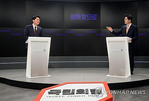 토론 전 리허설 하는 안철수-김문수 후보(서울=연합뉴스) 24일 서울 종로구 동아미디어센터 채널A 스튜디오에서 국민의힘 대선 2차 경선 진출자인 안철수(왼쪽), 김문수 후보가 토론 전 리허설을 하고 있다. 2025.4.24 [국회사진기자단] photo@yna.co.kr