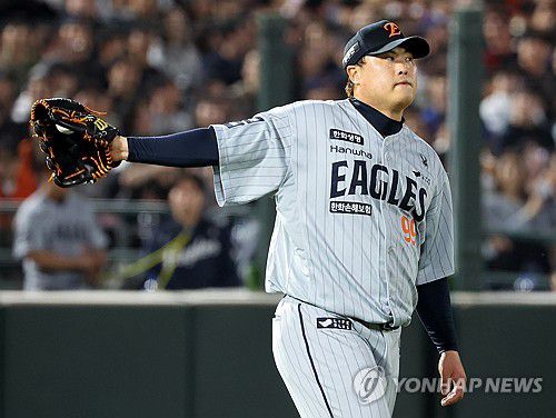 안 풀리네(부산=연합뉴스) 강선배 기자 = 24일 부산 사직야구장에서 열린 프로야구 2025 신한 SOL 뱅크 KBO리그 한화 이글스와 롯데 자이언츠의 경기. 한화 이글스 류현진이 6회 말 역전을 허용하고 공을　넘겨받고　있다. 2025.4.24 sbkang@yna.co.kr