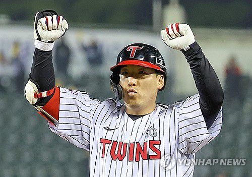 1타점 적시타 친 김현수(서울=연합뉴스) 김성민 기자 = 24일 서울 잠실야구장에서 열린 프로야구 2025 신한 SOL 뱅크 KBO리그 NC 다이노스와 LG 트윈스의 경기. 8회말 2사 1,3루 LG 김현수가 1타점 적시타를 치고 기뻐하고 있다. 2025.4.24 ksm7976@yna.co.kr