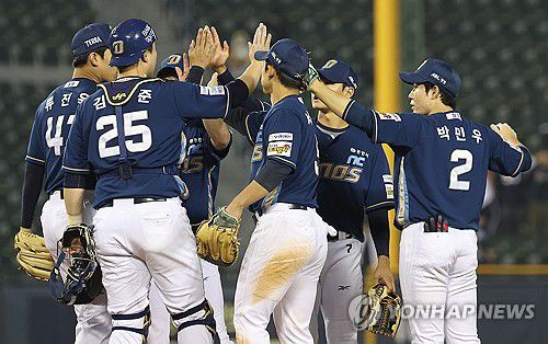 3-1 승리 거둔 NC(서울=연합뉴스) 김성민 기자 = 24일 서울 잠실야구장에서 열린 프로야구 2025 신한 SOL 뱅크 KBO리그 NC 다이노스와 LG 트윈스의 경기에서 3대 1로 승리를 거둔 NC 선수들이 서로를 격려하고 있다. 2025.4.24 ksm7976@yna.co.kr