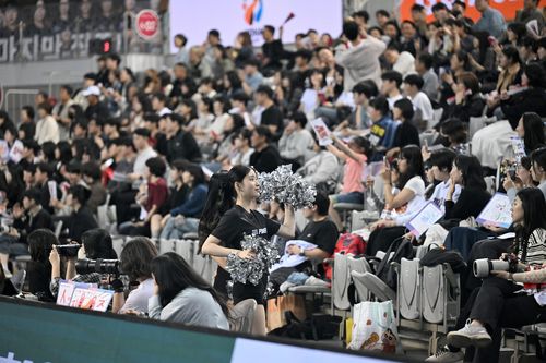 24일 열린 여자부 챔피언결정전 1차전을 관전하는 팬들의 모습. [한국핸드볼연맹 제공. 재판매 및 DB 금지]