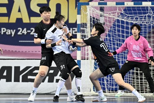 24일 열린 SK와 삼척시청의 챔피언결정전 1차전 모습. [한국핸드볼연맹 제공. 재판매 및 DB 금지]