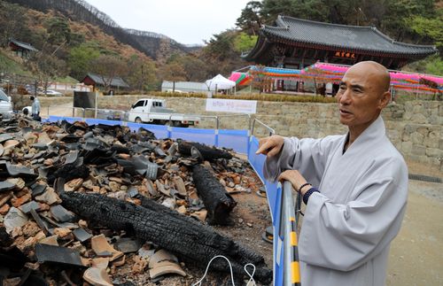 전각이 있던 자리 살펴보는 등운스님[촬영 이세원]
