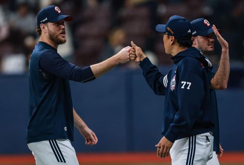 경기 후 이승엽 감독과 승리의 하이파이브를 나누는 콜어빈[두산 베어스 제공. 재판매 및 DB 금지]