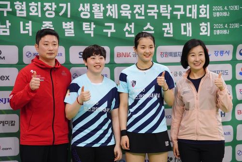 포스코인터내셔널 전혜경(맨 오른쪽) 감독과 함께 기념 촬영한 유한나, 김나영[촬영 이동칠]