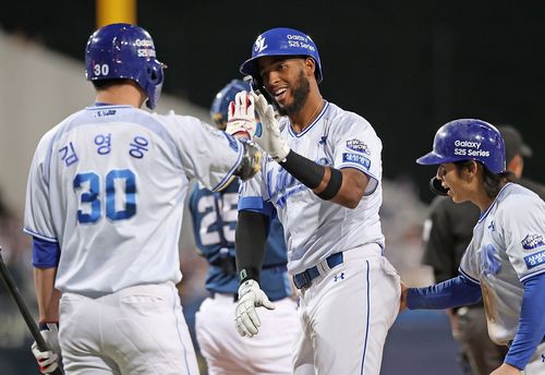 홈런을 치고 김영웅과 기쁨을 나누는 디아즈[삼성 라이온즈 제공. 재판매 및 DB 금지]