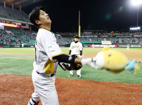 역전 결승포를 친 조형우의 홈런 세리머니[SSG 랜더스 제공. 재판매 및 DB 금지]