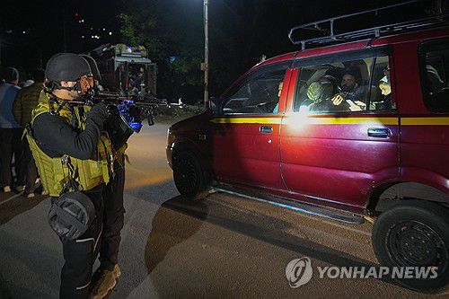 검문하는 인도 경찰지난 22일 카슈미르 파할감 인근에서 인도 경찰들이 무장한 채 검문을 하고 있다. [AP 연합뉴스 자료사진. 재판매 및 DB 금지]