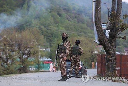 카슈미르 지역 순찰하는 인도군[EPA 연합뉴스 자료사진. 재판매 및 DB 금지]