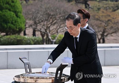 한덕수 권한대행, 순직의무군경의 날 기념식 분향(대전=연합뉴스) 홍해인 기자 = 한덕수 대통령 권한대행 국무총리가 25일 국립대전현충원에서 열린 '2회 순직의무군경의 날 기념식'에서 분향하고 있다. 2025.4.25 hihong@yna.co.kr