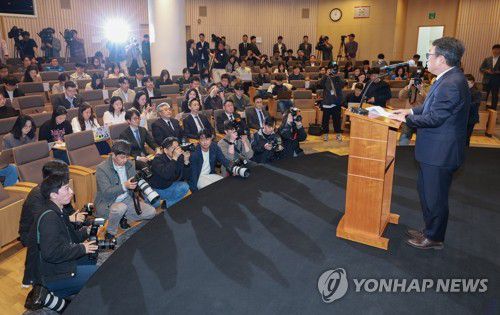 해킹 사고 관련 발언하는 유영상 대표이사(서울=연합뉴스) 신현우 기자 = 유영상 SK텔레콤 대표이사가 25일 서울 중구 SKT타워에서 SK텔레콤 이용자 유심(USIM) 정보가 해커 공격으로 유출된 것과 관련해 사과하며 발언하고 있다. 2025.4.25 nowwego@yna.co.kr