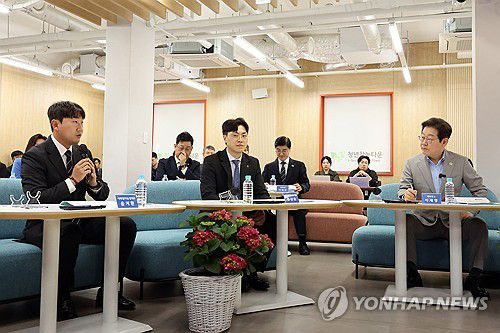 이재명 후보, 농업과학기술진흥 간담회(나주=연합뉴스) 김혜인 기자 = 25일 전남 나주시 전남농업기술원에서 더불어민주당 이재명 대선 경선 후보의 농업과학기술진흥간담회가 열리고 있다.  2025.4.25 in@yna.co.kr