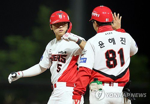 김도영 '내가 해결사'(광주=연합뉴스) 조남수 기자 = 25일 광주기아챔피언스필드에서 열린 프로야구 LG 트윈스와 KIA 타이거즈의 경기. KIA 4회말 무사 만루서 대타로 타석에 들어선 김도영이 동점 2타점 적시타를 때린 뒤 윤해진 1루코치의 격려를 받고 있다. 2025.4.25 iso64@yna.co.kr