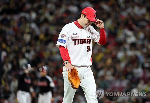 교체되는 양현종(광주=연합뉴스) 조남수 기자 = 25일 광주기아챔피언스필드에서 열린 프로야구 LG 트윈스와 KIA 타이거즈의 경기. KIA 선발투수 양현종이 6회초 무사 만루에서 교체되고 있다. 2025.4.25 iso64@yna.co.kr