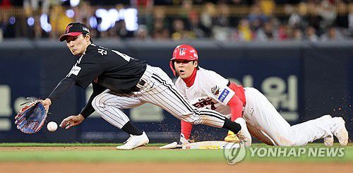 '잡나 못 잡나'(광주=연합뉴스) 조남수 기자 = 25일 광주기아챔피언스필드에서 열린 프로야구 LG 트윈스와 KIA 타이거즈의 경기. KIA 7회말 무사 1루에서 LG 투수 김영우의 폭투 때 1루주자 김규성이 2루로 뛰어 세이프되고 있다. LG 수비는 신민재. 2025.4.25 iso64@yna.co.kr