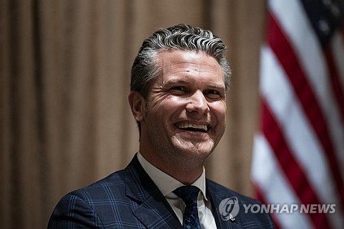 피트 헤그세스 미국 국방장관(워싱턴DC UPI=연합뉴스) 2025년 4월 24일 도널트럼프 미국 대통령이 요나스 가르 스퇴르 노르웨이 총리를 위해 백악관 내각 회의실에서 개최한 오찬에 참석한 피트 헤그세스 미국 국방장관. (Photo by Al Drago/UPI) 2025.4.26.