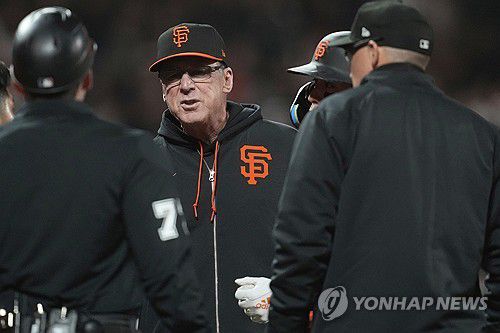 9회 이정후의 삼진 상황을 항의하는 샌프란시스코 멜빈 감독.[AP=연합뉴스]