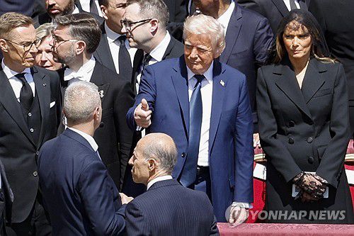 장례미사 참석한 트럼프 대통령[EPA 연합뉴스. 재판매 및 DB 금지]