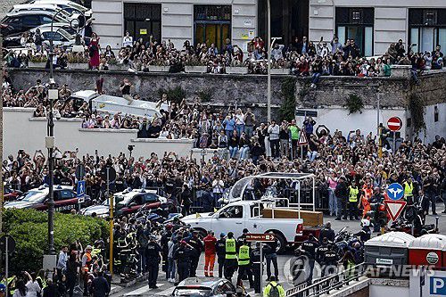 교황 운구 행렬 지켜보는 시민들[EPA 연합뉴스. 재판매 및 DB 금지]