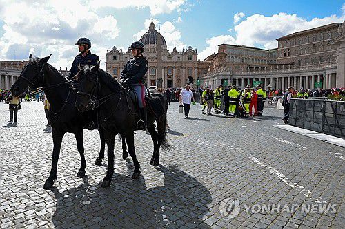 로마 경찰(로마 로이터=연합뉴스) 25일(현지시간) 성베드로 광장 인근을 순찰하는 경찰들 2025.04.26P