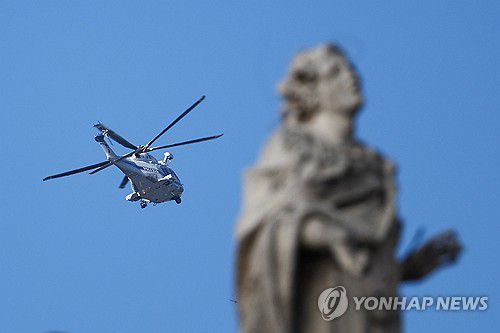 바티칸 상공에 띄워진 경찰 헬기(바티칸 로이터=연합뉴스) 26일(현지시간) 교화 장례식을 앞두고바티칸 상공에 경찰 헬기 한 대가 돌아다니고 있다. 2025.04.26