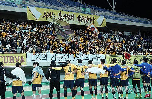 광주 ACLE 8강 진출(광주=연합뉴스) 조남수 기자 = 12일 광주월드컵경기장에서 열린 아시아축구연맹(AFC) 챔피언스리그엘리트(ACLE) 광주FC와 비셀 고베의 16강 2차전. 아사니의 연장 후반전 골로 1, 2차전 합계 3-2 승리로 8강에 오른 광주 선수들이 기뻐하고 있다. 2025.3.12 iso64@yna.co.kr