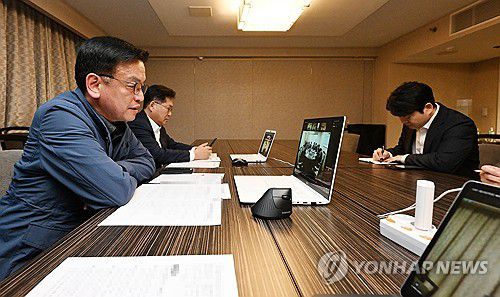 최상목 부총리, 미국-한국간 기재부 1급 간부 화상회의(서울=연합뉴스) 최상목 경제부총리 겸 기획재정부 장관이 24일(현지시간) 미국 워싱턴 DC에서 미국-한국간 기재부 1급 간부 화상회의를 주재하고 있다. 2025.4.25 [기획재정부 제공. 재판매 및 DB 금지] photo@yna.co.kr